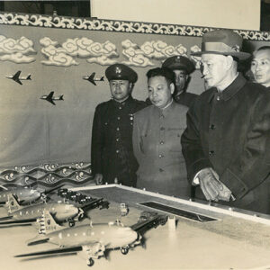 總統偕國防會議副秘書長蔣經國視察空軍克難成果-照片冊-MOFA109179CF-2020-12-PH00011-051