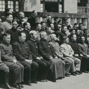 三民主義青年團幹事會合影 三民主義青年團成立 民國二十七年三月二十九日，中國國民黨在武昌舉行臨時全國代表大會，決議設立三民主義青年團，以訓練全國青年，使其認識主義、服膺主義、為主義而奮鬬。是年七月九日三民主義青年團正式成立，全國優秀青年，聞風興起，至民國三十二年，已有團員五十餘萬人，組織發展遍於全國。-照片冊-MOFA109179CF-2020-12-PH00011-056