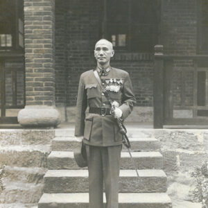 勝利日 總統在重慶攝影 慶祝抗戰勝利 三十四年八月十四日， 日本宣佈無條件投降， 總統特對全國軍民及世界人士廣播。原詞節錄如下： 「同胞們：侵略中國的帝國主義，現在是被我們打敗了，但是我們還沒有達到真正勝利目的，我們必須澈底消滅他侵略的野心與侵略的武力，我們更要知道勝利的報償，決不是驕矜與懈怠。戰爭確實停止以後的和平，必將昭示我們，正有艱巨的工作，要我們以戰時同樣的痛苦，和比戰時更巨大的力量，去改造，去建設，或許在某一個時期，遇到某一種問題，會使我們覺得比戰時更加堅苦，更加困難，隨時隨地可以臨到我們的頭上來。 「我請全世界盟邦的人士，以及我全國的同胞們，相信我們武裝之下所獲得的和平，並不一定是永久和平的完全實現，真要到我們的敵人，在理性的戰場上為我們所征服，使他們澈底懺悔，都成為世界上愛好和平的份子，像我們一樣之後，纔算達到了我們全體人額企求和平及此次世界大戰最後目的」。-照片冊-MOFA109179CF-2020-12-PH00011-057