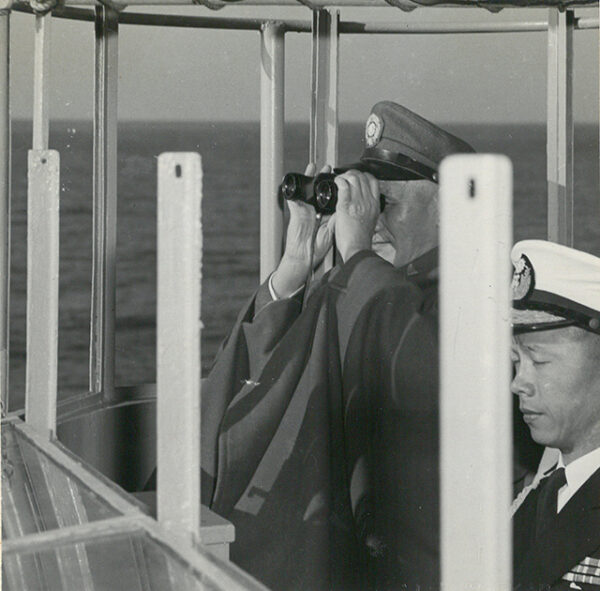總統在艦上眺望海上演習-照片冊-MOFA109179CF-2020-12-PH00011-059