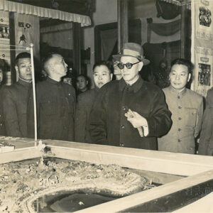 克難成果 總統與總政治部主任蔣堅忍視察陸軍克難成果-照片冊-MOFA109179CF-2020-12-PH00011-064