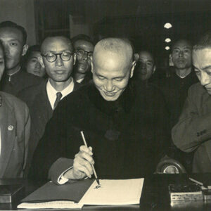 總統以國民大會代表身分報到 當選第二任總統 四十三年二月第一屆國民大會第二次會議在臺北舉行，依法選舉總統，於三月二十二日以無記名投票，選舉 蔣中正先生為中華民國第二任總統；並於二十四日選舉陳誠先生為副總統。　大會開會的時候，適逢一萬四千反共義士，歷盡艱辛，從韓國戰場奔向自由祖國的懷抱，從他們所熱烈表現的擁護國民大會的明智選擇，更知道大會所代表的是真正大陸上受苦受難同胞的意志。尤其海外僑胞的出席代表，以及來自地球上天涯海角的各地觀光僑團，所一致發出來的自然而狂熱的反應，更證明海內外中華民族意志的統一。國民大會在宣言裏明確昭示道：　「現在的臺灣不僅是復國的強大基地，而且是大陸上四億五千萬同胞，和海外一千三百萬僑胞共同的自由民主的燈塔。我們要一致團結起來，堅強的，勇敢的，奔赴我們的共同目標─爭取自由，實現民主；完成我們的偉大事業─光復大陸，重建中華。-照片冊-MOFA109179CF-2020-12-PH00011-102