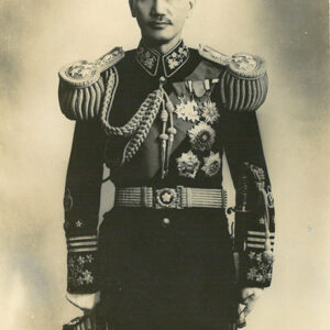 總統在重慶就任國民政府主席　就任國民政府主席 民國卅二年八月。國民政府主席林森因病逝世。九月十三日第五屆中央執行委員會第十一次全體會議一致選任 總統為國民政府主席，於國慶日正式就職。總統在國慶紀念講詞中說『中正今日已為我全國國民的公僕，自必以往日赤誠報國的精神，黽勉勿懈，以效忠我全國國民，並當督率我文武官吏，奉公守法，竭盡職責，如中正或有踰越規範之舉，凡我國國民均應本其責任予以督察與糾正，中正必循一切法紀，尊重全國民意，以樹立我中華民國民主政治之楷模』。-照片冊-MOFA109179CF-2020-12-PH00011-111