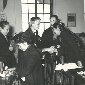 蔣夫人陪同外賓參觀婦聯會縫衣工場(一) 蔣夫人領導婦女運動 蔣夫人領導的中華婦女反共抗俄聯合會，成立於卅九年四月十七日。六年以來，先後成立了五十個分會，二百六十六個支會，一百三十八個工作隊。在慰勞軍隊工作方面，卓著績效，各機關學校與各界婦女，每日自動到婦聯會縫衣工場，為戰士縫製征衣。四十五年夏，蔣夫人領導該會工作人員，籌建軍眷住宅，全國響應。-照片冊-MOFA109179CF-2020-12-PH00011-164