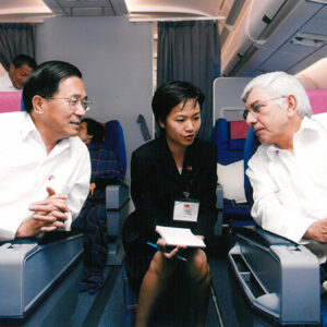 與貝里斯總理穆沙閣下於專機上晤談暨對隨行團員致意 華航專機-陳水扁總統活動照片-MOFA109179CF-2020-12-PH00014-018