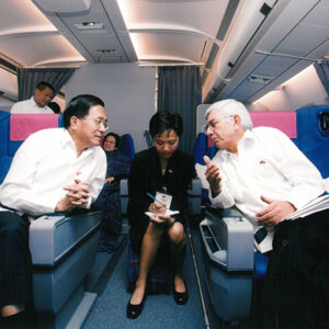 與貝里斯總理穆沙閣下於專機上晤談暨對隨行團員致意 華航專機-陳水扁總統活動照片-MOFA109179CF-2020-12-PH00014-019