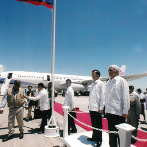 參訪團抵達貝里斯國際機場 接受軍禮歡迎 貝里斯-陳水扁總統活動照片-MOFA109179CF-2020-12-PH00014-023