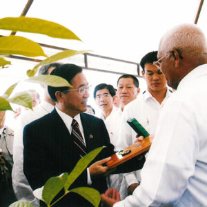 貝爾墨邦市市長致贈市鑰暨與貝國國父 George Price 合影 貝里斯-陳水扁總統活動照片-MOFA109179CF-2020-12-PH00014-067