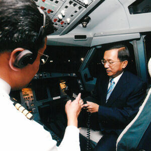 專機抵台時總統於駕駛艙播音感謝全體參訪團成員 桃園縣-陳水扁總統活動照片-MOFA109179CF-2020-12-PH00014-138