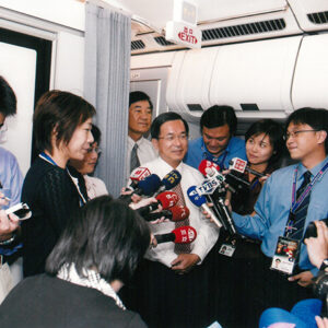 總統於專機上發表簡短談話 華航專機-陳水扁總統訪中南美過境美國-MOFA109179CF-2020-12-PH00015-044