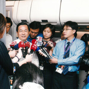 總統於專機上發表簡短談話 華航專機-陳水扁總統訪中南美過境美國-MOFA109179CF-2020-12-PH00015-046