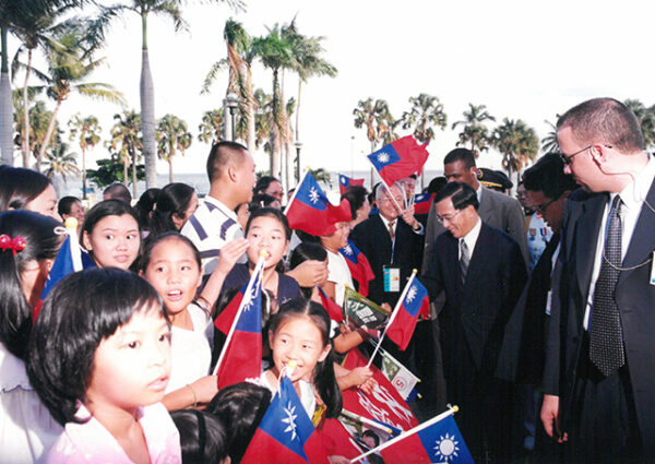 陳水扁總統於多明尼加接受多國外長拉多雷歡迎儀式-第一次出訪-民主外交、友誼之旅-MOFA109179CF-2020-12-PH00016-001