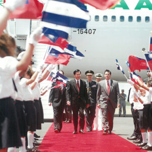 陳水扁總統抵達尼加拉瓜馬納瓜機場接受軍禮歡迎-第一次出訪-民主外交、友誼之旅-MOFA109179CF-2020-12-PH00016-005