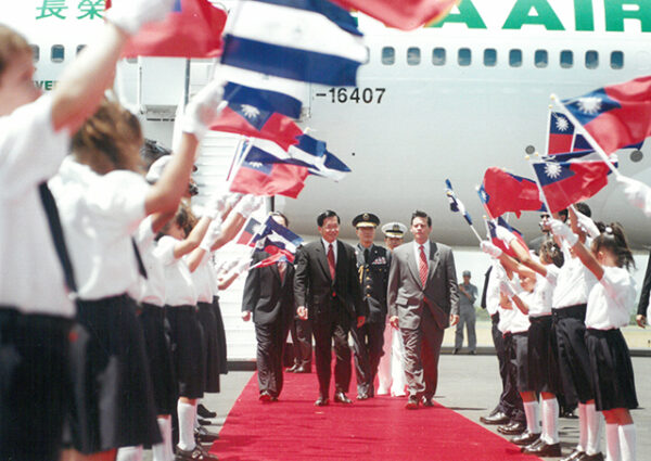 陳水扁總統抵達尼加拉瓜馬納瓜機場接受軍禮歡迎-第一次出訪-民主外交、友誼之旅-MOFA109179CF-2020-12-PH00016-005