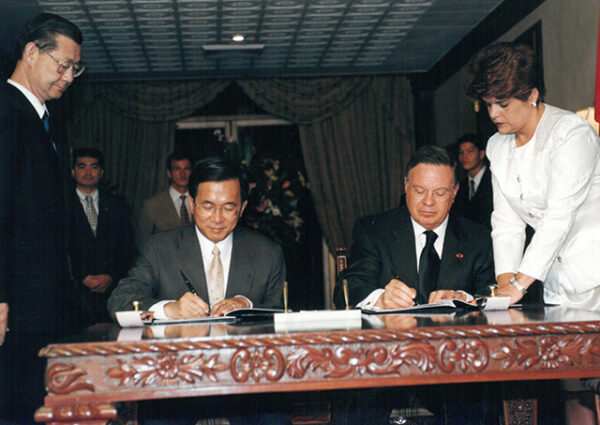 陳水扁總統於哥斯大黎加與哥國總統羅德里格斯簽署聯合公報-第一次出訪-民主外交、友誼之旅-MOFA109179CF-2020-12-PH00016-009