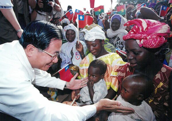 陳水扁總統於布吉納法索參觀我國協助進行之提升婦女地位計劃-第一次出訪-民主外交、友誼之旅-MOFA109179CF-2020-12-PH00016-019