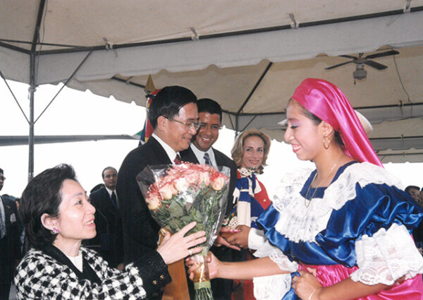陳水扁總統伉儷於薩爾瓦多機場接受薩國總統佛洛瑞斯以軍禮歡迎-第二次出訪-合作共榮、睦誼之旅-MOFA109179CF-2020-12-PH00016-024