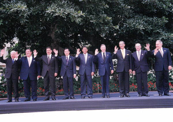 陳水扁總統於薩爾瓦多與參加元首高峰會議之各國元首合影留念(圖左起貝里斯總理穆沙、尼加拉瓜總統阿雷曼、瓜地馬拉總統波狄優、陳水扁總統、薩爾瓦多總統佛洛瑞斯、哥斯大黎加總統羅德里格斯、宏都拉斯總統佛洛瑞斯、多明尼加總統梅西亞、巴拿馬第二副總統巴山)-第二次出訪-合作共榮、睦誼之旅-MOFA109179CF-2020-12-PH00016-025