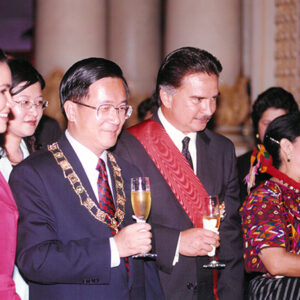 陳水扁總統於瓜地馬拉與瓜國總統波狄優戶贈勳章-第二次出訪-合作共榮、睦誼之旅-MOFA109179CF-2020-12-PH00016-028