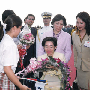 陳水扁總統於巴拿馬接受巴拿馬儀隊歡迎(總統夫人吳淑珍女士接受巴國小朋友獻花)-第二次出訪-合作共榮、睦誼之旅-MOFA109179CF-2020-12-PH00016-029