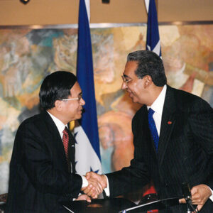 陳水扁總統於與宏國總統佛洛瑞斯簽署聯合公報-第二次出訪-合作共榮、睦誼之旅-MOFA109179CF-2020-12-PH00016-036