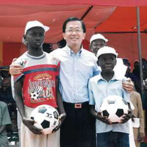 陳水扁總統於塞內加爾主持我援建THIS-ENOTTO-TASSETTE公路通車典禮並致贈足球予當地兒童-第三次出訪-合作互助、關懷之旅-MOFA109179CF-2020-12-PH00016-039