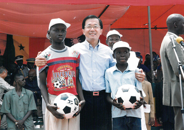 陳水扁總統於塞內加爾主持我援建THIS-ENOTTO-TASSETTE公路通車典禮並致贈足球予當地兒童-第三次出訪-合作互助、關懷之旅-MOFA109179CF-2020-12-PH00016-039