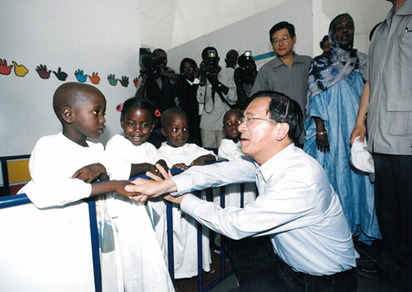 陳水扁總統於塞內加爾參觀我援建之達塞特村托兒所-第三次出訪-合作互助、關懷之旅-MOFA109179CF-2020-12-PH00016-040