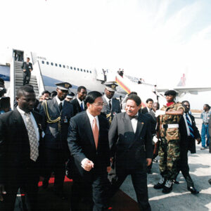 陳水扁總統抵達聖多美普林西比國際機場接受該國人士熱情歡迎-第三次出訪-合作互助、關懷之旅-MOFA109179CF-2020-12-PH00016-044