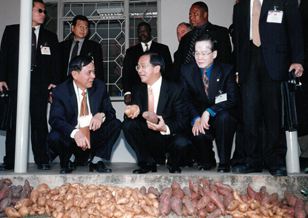 陳水扁總統於史瓦濟蘭視察駐史農業技術團-第三次出訪-合作互助、關懷之旅-MOFA109179CF-2020-12-PH00016-050