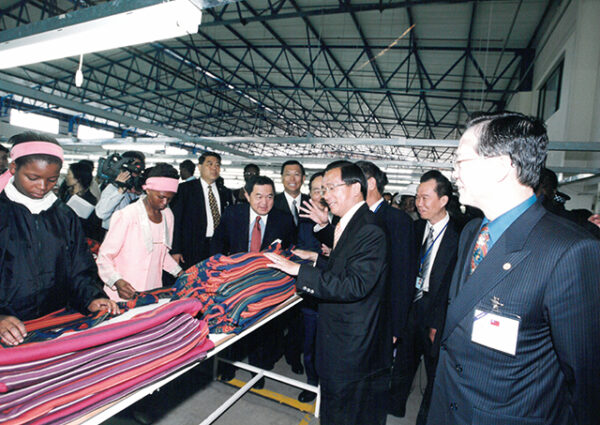 陳水扁總統於史瓦濟蘭聽取瑪莎壩工業區簡報，並參觀東帝士成衣廠-第三次出訪-合作互助、關懷之旅-MOFA109179CF-2020-12-PH00016-053
