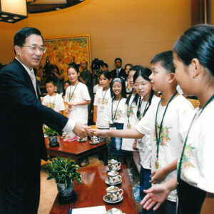 接見「二〇〇四夏客囉！後生新聞營」參訪團-陳水扁總統活動照片及吳淑珍女士參加2004年帕運活動照片-MOFA109179CF-2020-12-PH00017-014