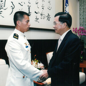 接見海軍陸戰隊兩棲偵搜大隊余奎麟上尉-陳水扁總統活動照片及吳淑珍女士參加2004年帕運活動照片-MOFA109179CF-2020-12-PH00017-015