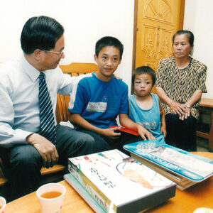 拜訪總統教育獎國小組得獎同學陳世偉-陳水扁總統活動照片及吳淑珍女士參加2004年帕運活動照片-MOFA109179CF-2020-12-PH00017-017