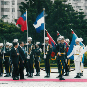 軍禮歡迎薩爾瓦多總統薩卡伉儷(二)-陳水扁總統活動照片及吳淑珍女士參加2004年帕運活動照片-MOFA109179CF-2020-12-PH00017-021