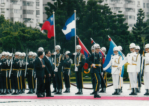 軍禮歡迎薩爾瓦多總統薩卡伉儷(二)-陳水扁總統活動照片及吳淑珍女士參加2004年帕運活動照片-MOFA109179CF-2020-12-PH00017-021