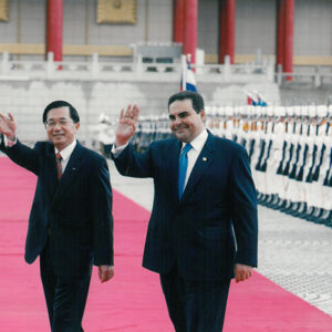 軍禮歡迎薩爾瓦多總統薩卡伉儷(一)-陳水扁總統活動照片及吳淑珍女士參加2004年帕運活動照片-MOFA109179CF-2020-12-PH00017-023