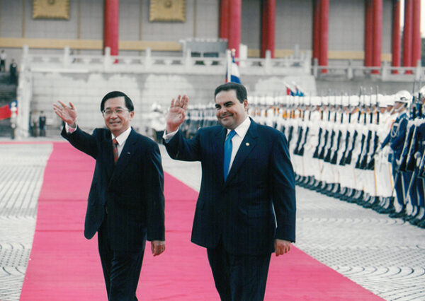 軍禮歡迎薩爾瓦多總統薩卡伉儷(一)-陳水扁總統活動照片及吳淑珍女士參加2004年帕運活動照片-MOFA109179CF-2020-12-PH00017-023