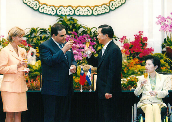 與薩爾瓦多總統薩卡簽署聯合公報-陳水扁總統活動照片及吳淑珍女士參加2004年帕運活動照片-MOFA109179CF-2020-12-PH00017-033