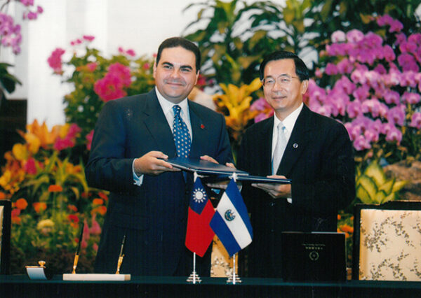 與薩爾瓦多總統薩卡簽署聯合公報-陳水扁總統活動照片及吳淑珍女士參加2004年帕運活動照片-MOFA109179CF-2020-12-PH00017-034