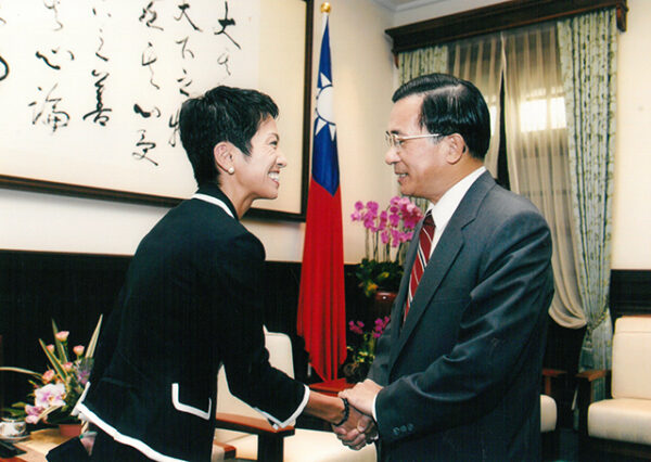 接見日本民主黨參議員蓮舫(Ren Hou)-陳水扁總統活動照片及吳淑珍女士參加2004年帕運活動照片-MOFA109179CF-2020-12-PH00017-038