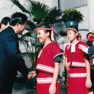 接見參加美國「第五十五屆英特爾國際科技展覽會」及「二〇〇四年國際學校網界博覽會」優勝隊伍師生代表-陳水扁總統活動照片及吳淑珍女士參加2004年帕運活動照片-MOFA109179CF-2020-12-PH00017-060