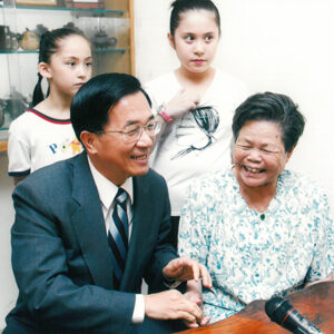 拜訪奧運跆拳道女子第一量級金牌選手陳詩欣女士家屬-陳水扁總統活動照片及吳淑珍女士參加2004年帕運活動照片-MOFA109179CF-2020-12-PH00017-067