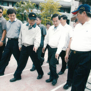 視察三重市正義國小災情-陳水扁總統活動照片及吳淑珍女士參加2004年帕運活動照片-MOFA109179CF-2020-12-PH00017-072