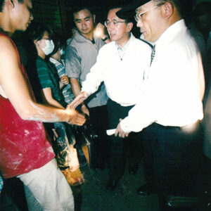 視察三重市文心大街社區復原情形-陳水扁總統活動照片及吳淑珍女士參加2004年帕運活動照片-MOFA109179CF-2020-12-PH00017-074