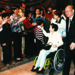 夫人抵達雅典Ledra Marriott Hotel 受僑胞歡迎-陳水扁總統活動照片及吳淑珍女士參加2004年帕運活動照片-MOFA109179CF-2020-12-PH00017-081