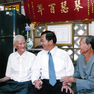 探視百歲人瑞甘謨及甘林占夫婦-陳水扁總統活動照片-MOFA109179CF-2020-12-PH00018-143