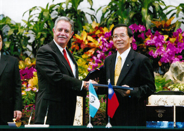 與瓜地馬拉共和國總統貝爾傑(Oscar Berger Perdomo)簽署聯合公報-陳水扁總統活動照片-MOFA109179CF-2020-12-PH00018-146