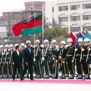 軍禮歡迎馬拉威共和國莫泰加(Bingu Wa Mutharika)總統伉儷(2)-陳水扁總統活動照片-MOFA109179CF-2020-12-PH00019-009