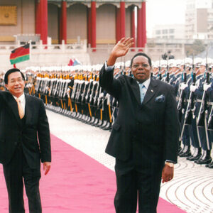 軍禮歡迎馬拉威共和國莫泰加(Bingu Wa Mutharika)總統伉儷(2)-陳水扁總統活動照片-MOFA109179CF-2020-12-PH00019-010